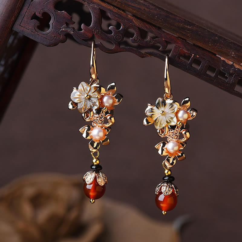 ATELIER-TIBET – Boucles d’Oreilles Pendantes Fleur en Tridacna & Perle d’Eau Douce – Plaqué Or 14 Carats