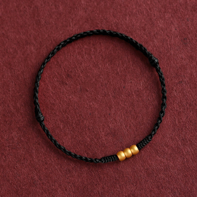 ATELIER-TIBET – Mini-Bracelet Fil Rouge en Or 999 avec Trois Perles Porte-Bonheur