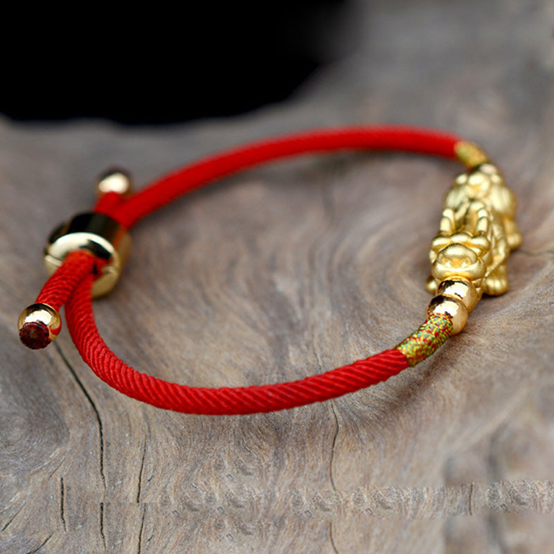 ATELIER-TIBET – Bracelet Pixiu Luck en Fil Rouge ou Noir & Plaqué Or 24 Carats | Abondance & Protection Symbolique