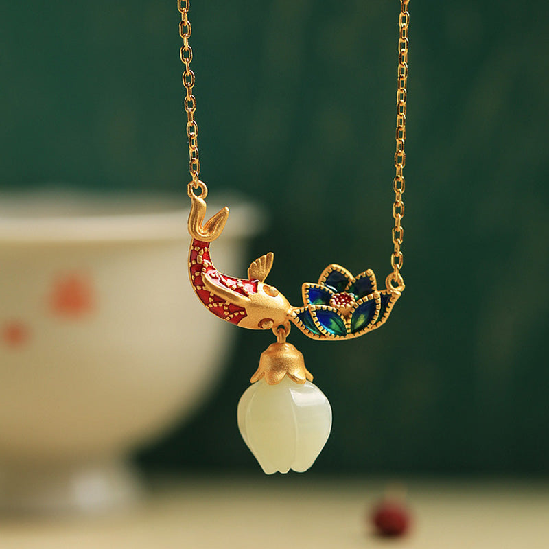 ATELIER-TIBET – Pendentif Carpe Koï & Lotus en Jade Blanc Naturel