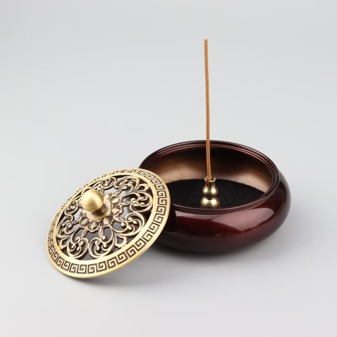 ATELIER-TIBET | Brûleur d’Encens Lotus Doré – Laiton Sculpté & Base Rouge Profond