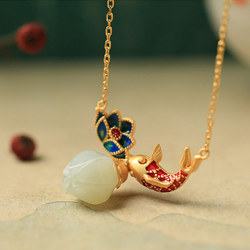 ATELIER-TIBET – Pendentif Carpe Koï & Lotus en Jade Blanc Naturel