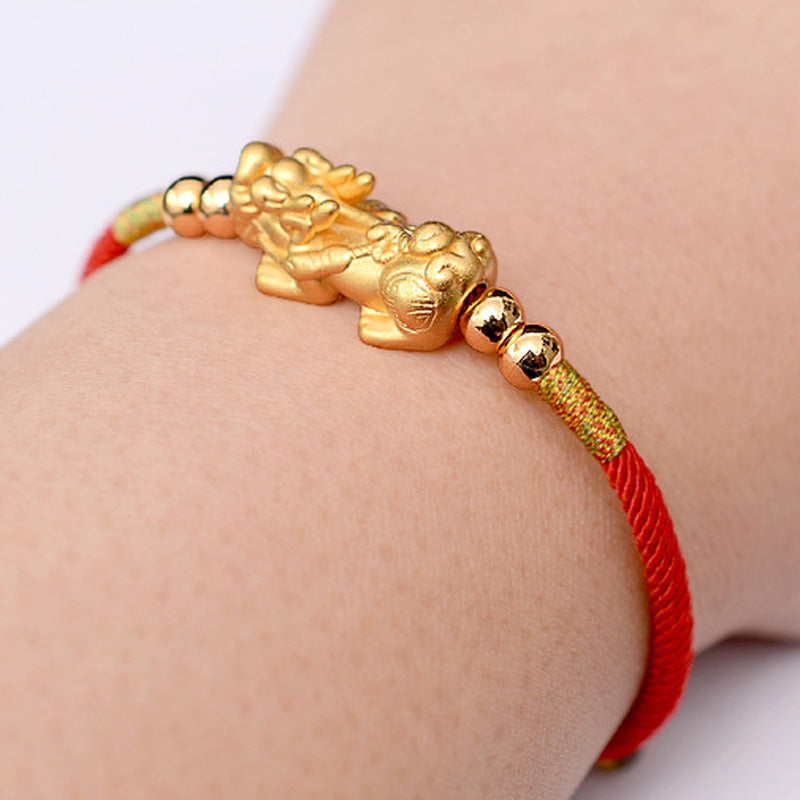 ATELIER-TIBET – Bracelet Pixiu Luck en Fil Rouge ou Noir & Plaqué Or 24 Carats | Abondance & Protection Symbolique