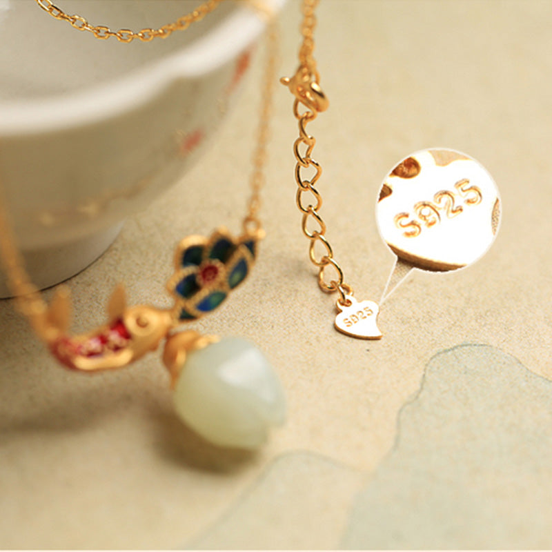 ATELIER-TIBET – Pendentif Carpe Koï & Lotus en Jade Blanc Naturel