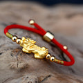 ATELIER-TIBET – Bracelet Pixiu Luck en Fil Rouge ou Noir & Plaqué Or 24 Carats | Abondance & Protection Symbolique