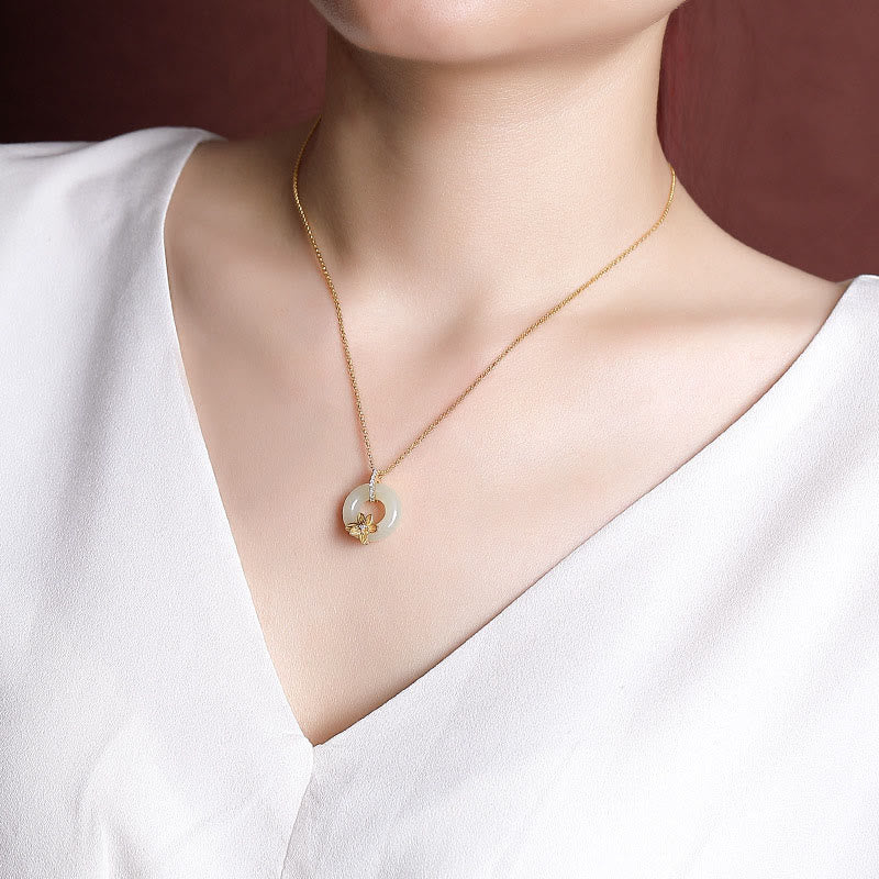 ATELIER-TIBET – Collier Porte-Bonheur en Jade Hetian & Argent Sterling 925 avec Boucle de Paix et Fleur
