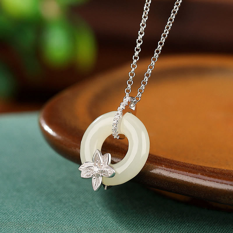 ATELIER-TIBET – Collier Porte-Bonheur en Jade Hetian & Argent Sterling 925 avec Boucle de Paix et Fleur