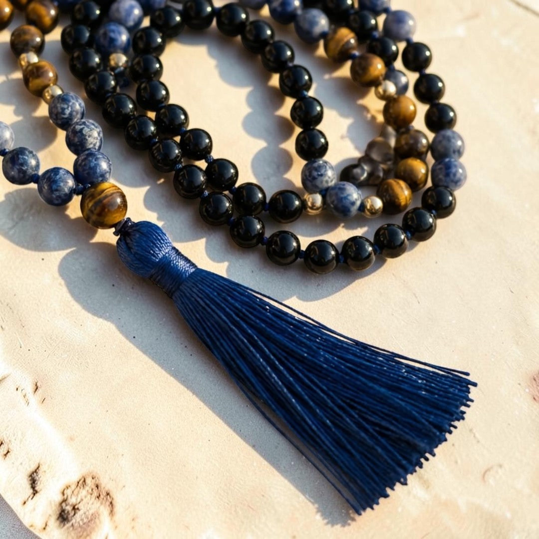 ATELIER-TIBET – Collier Mala Bouclier Intérieur en Sodalite, Œil de Tigre & Onyx Noir