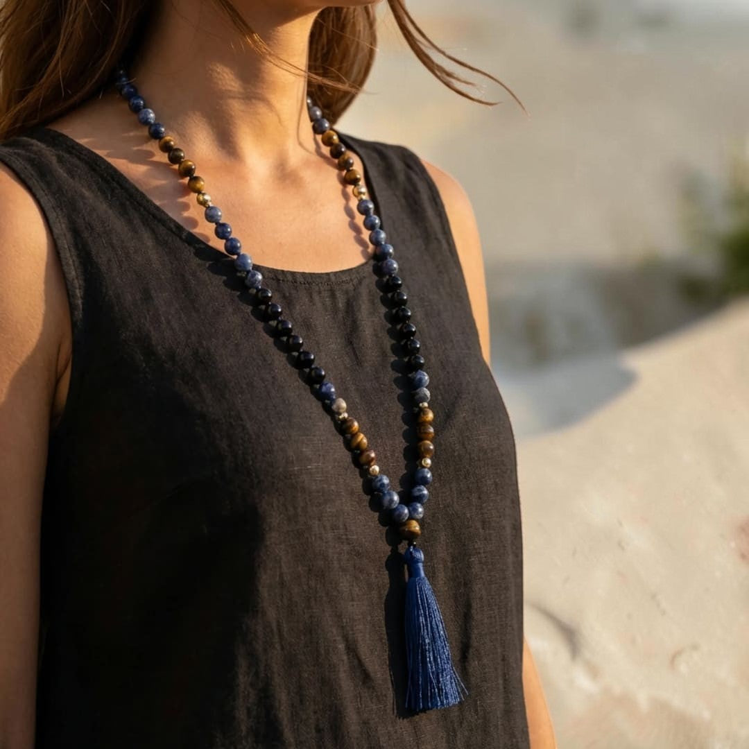 ATELIER-TIBET – Collier Mala Bouclier Intérieur en Sodalite, Œil de Tigre & Onyx Noir