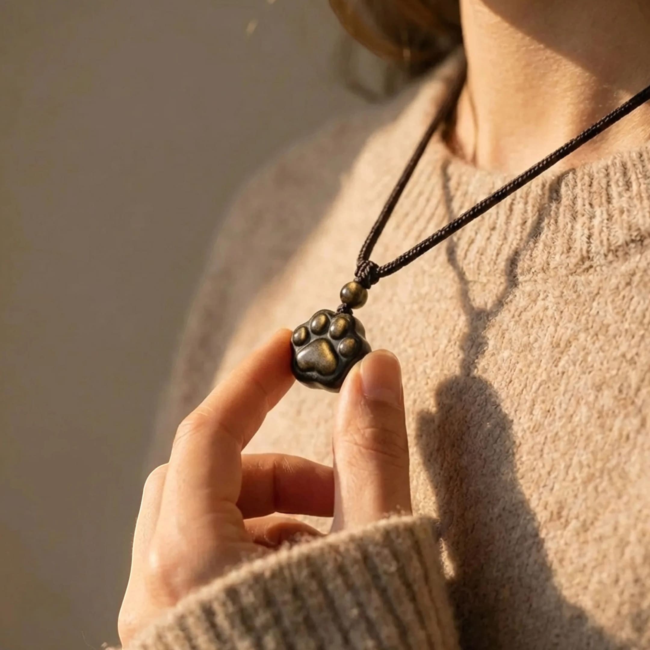 ATELIER-TIBET – Pendentif Patte Lien Éternel en Obsidienne Dorée
