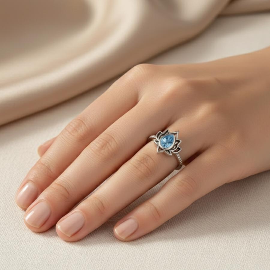 ATELIER-TIBET – Bague Éveil de Lotus en Zircon Bleu & Métal Finition Argent