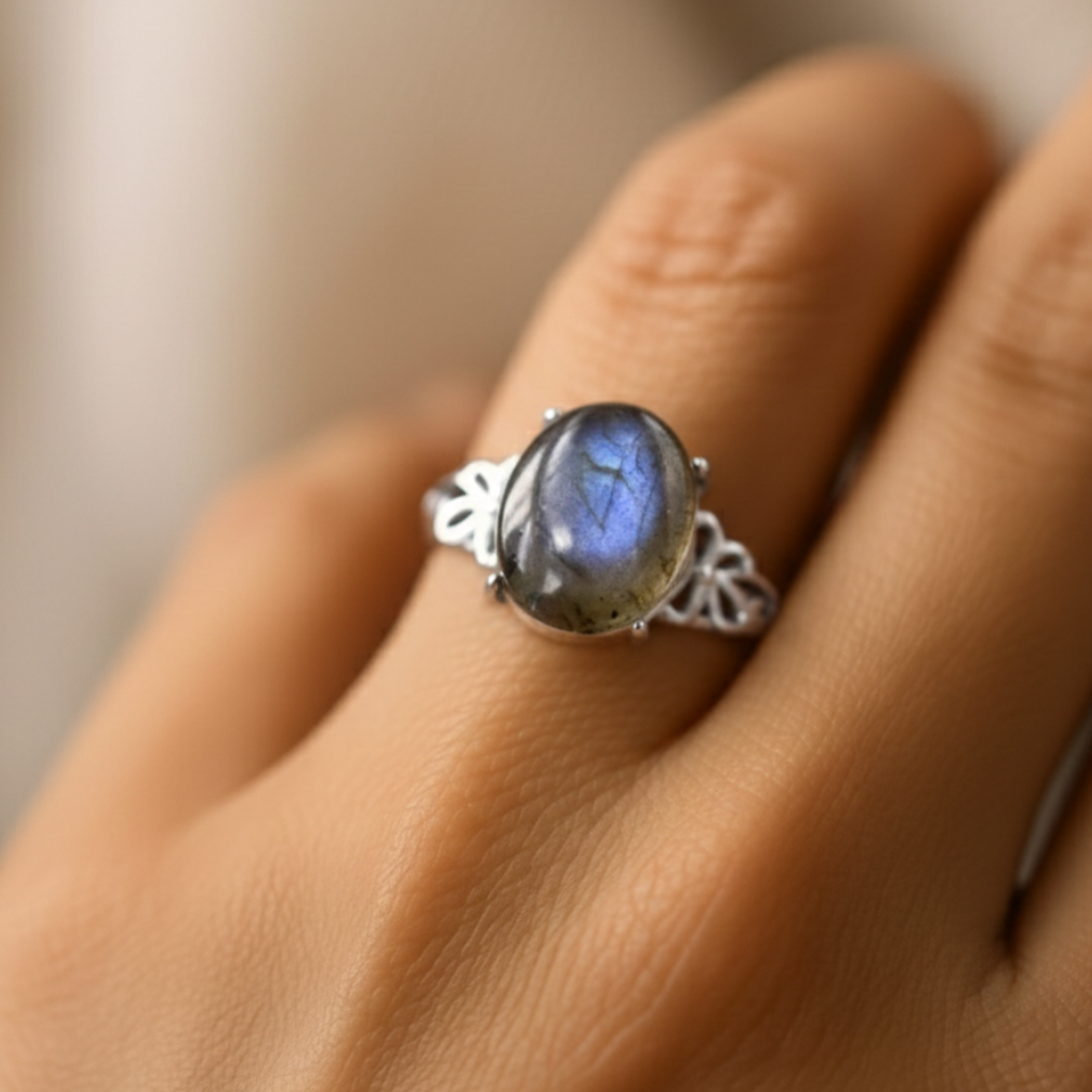 ATELIER-TIBET – Bague Labradorite “Amara” – Pierre naturelle & argent – Bague ajustable