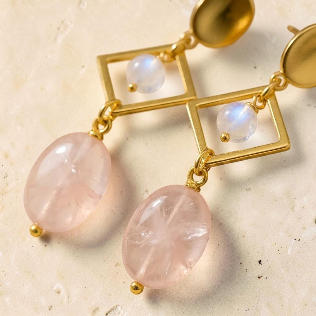 ATELIER-TIBET – Boucles d’Oreilles Émotion & Élégance en Quartz Rose & Pierre de Lune