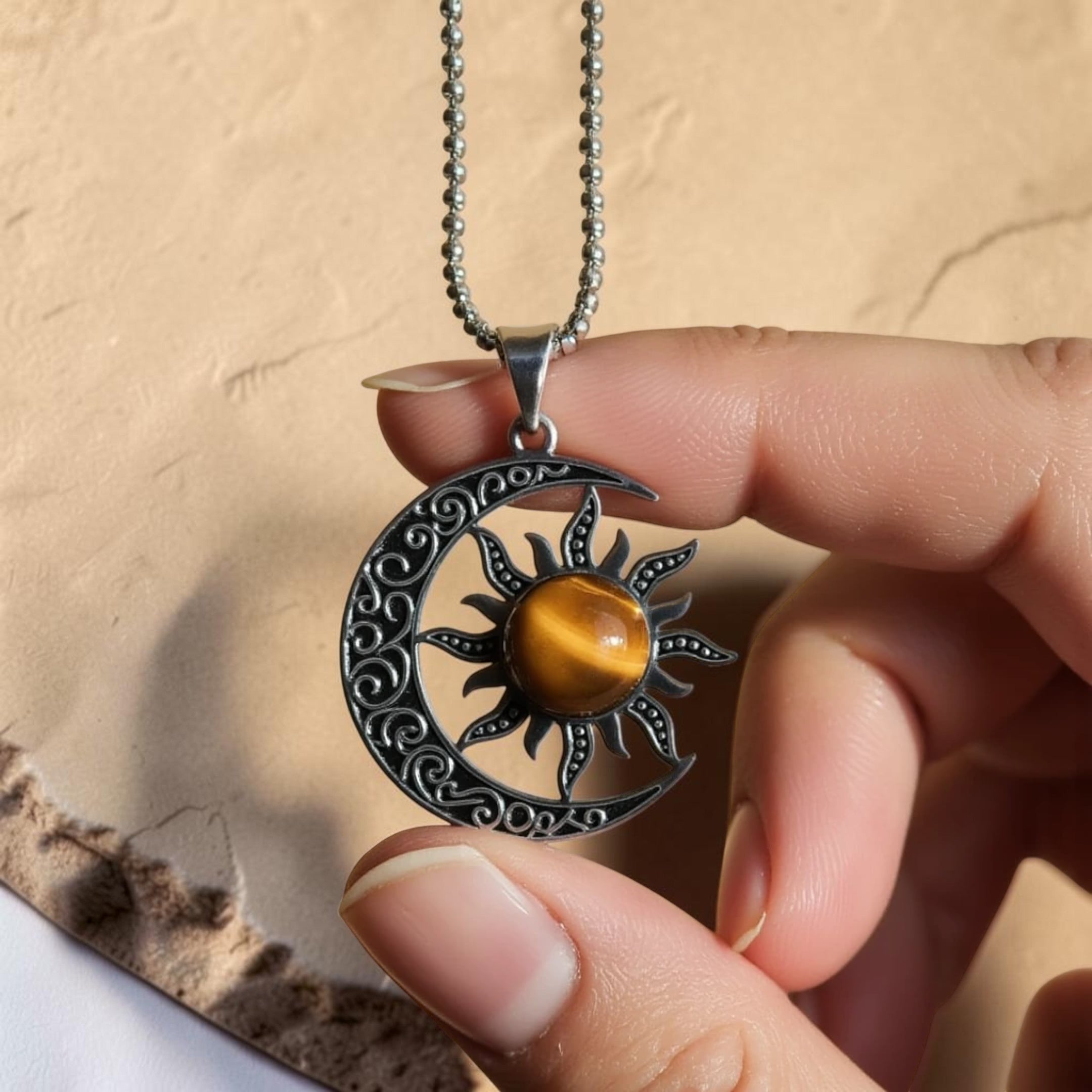 ATELIER-TIBET – Pendentif Équilibre Cosmique Lune-Soleil en Oeil de Tigre