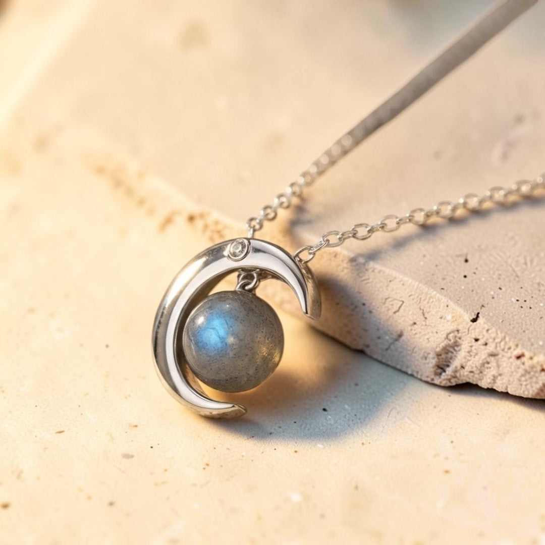 ATELIER-TIBET – Pendentif Lune Enchantée en Labradorite & Argent