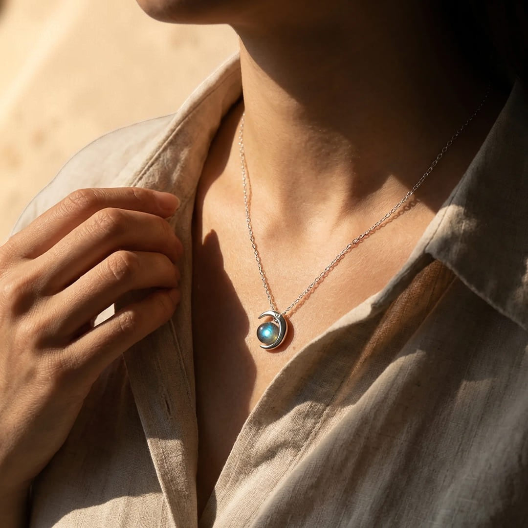 ATELIER-TIBET – Pendentif Lune Enchantée en Labradorite & Argent