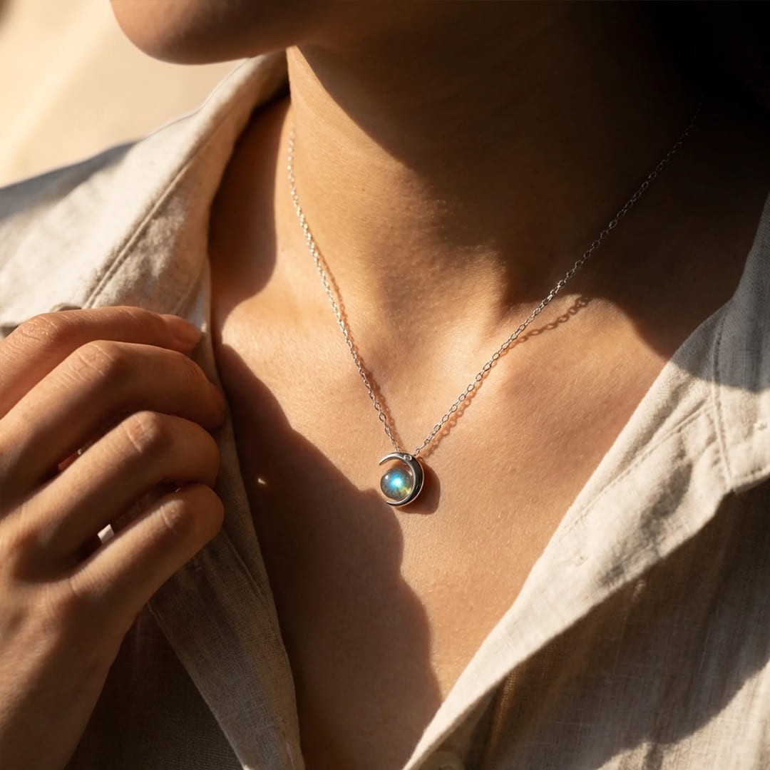ATELIER-TIBET – Pendentif Lune Enchantée en Labradorite & Argent