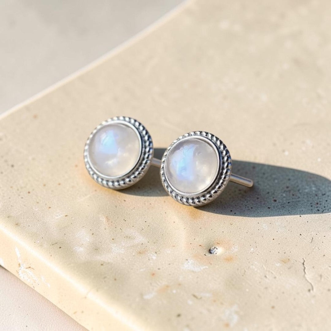 ATELIER-TIBET – Boucles d'Oreilles Bouton en Labradorite Blanche & Argent