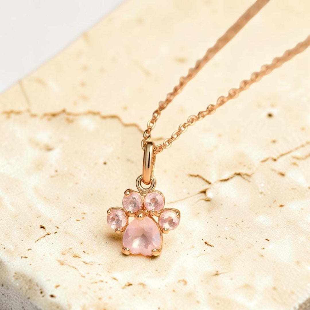 ATELIER-TIBET – Pendentif Patte d’Amour en Quartz Rose