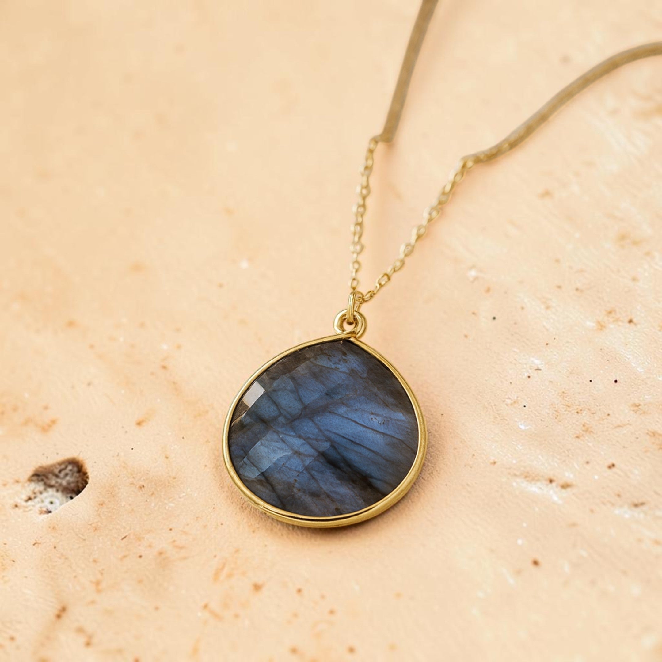 ATELIER-TIBET – Pendentif Protection Élégant en Labradorite