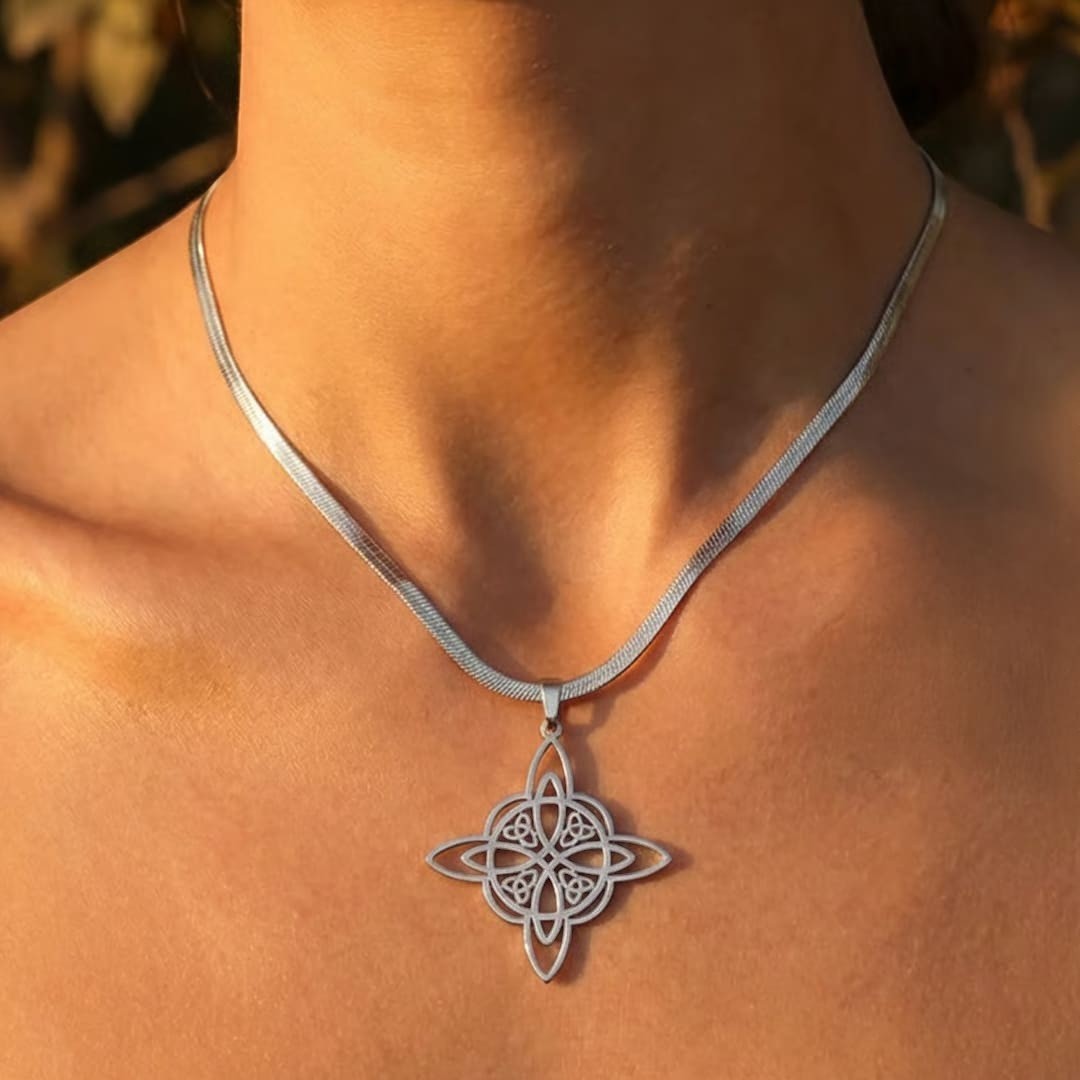 ATELIER-TIBET – Pendentif Protection Éternelle - Nœud de Sorcière, Chaîne plate