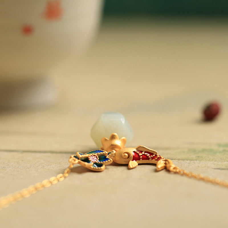 ATELIER-TIBET – Pendentif Carpe Koï & Lotus en Jade Blanc Naturel