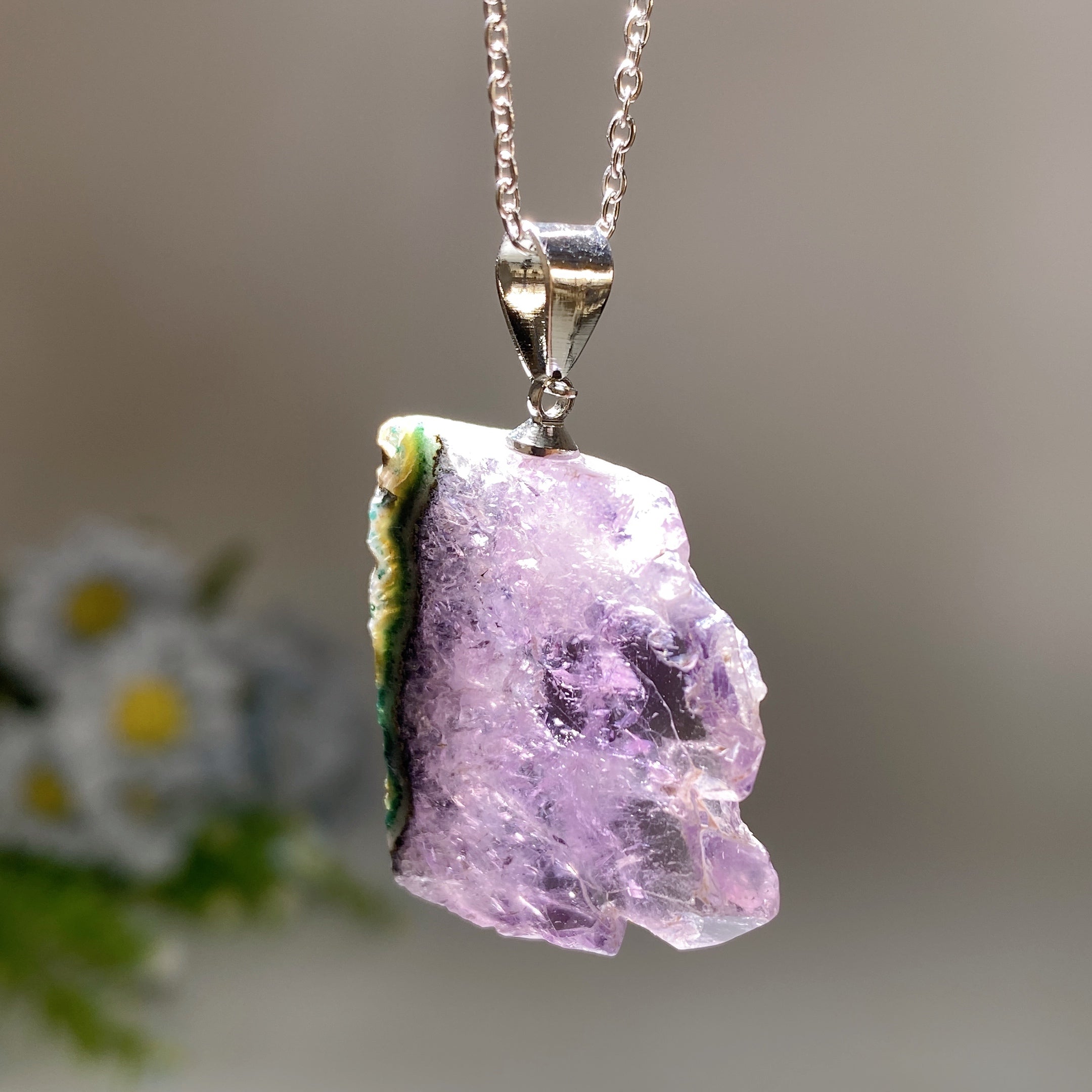 ATELIER-TIBET – Collier en Améthyste Naturelle Brute – Pendentif Cristal 20 mm & Chaîne Argentée – Unisexe