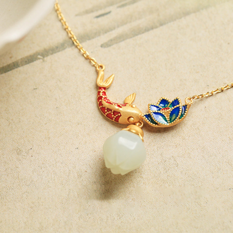 ATELIER-TIBET – Pendentif Carpe Koï & Lotus en Jade Blanc Naturel