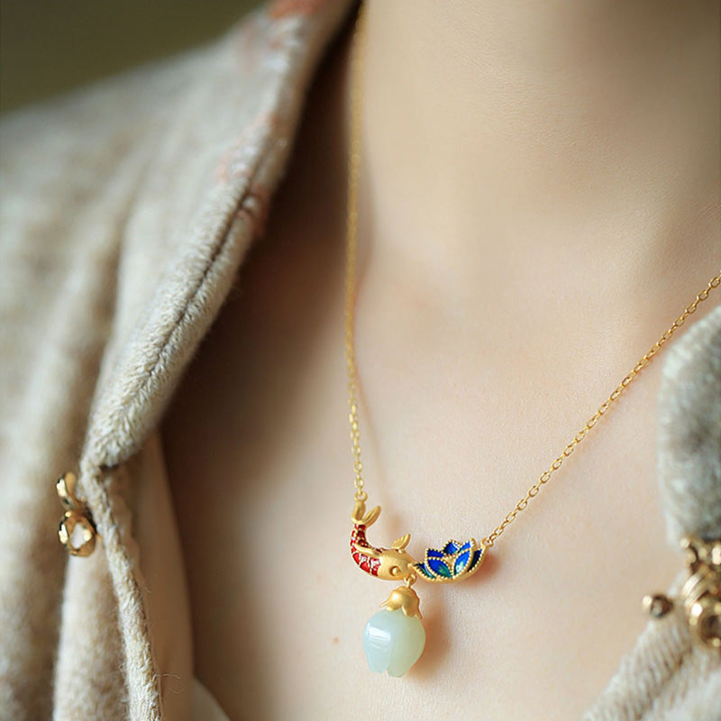 ATELIER-TIBET – Pendentif Carpe Koï & Lotus en Jade Blanc Naturel