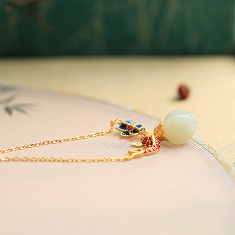 ATELIER-TIBET – Pendentif Carpe Koï & Lotus en Jade Blanc Naturel
