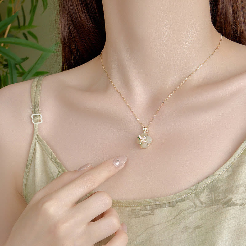 ATELIER-TIBET – Collier Papillon & Trèfle en Jade Hetian Naturel