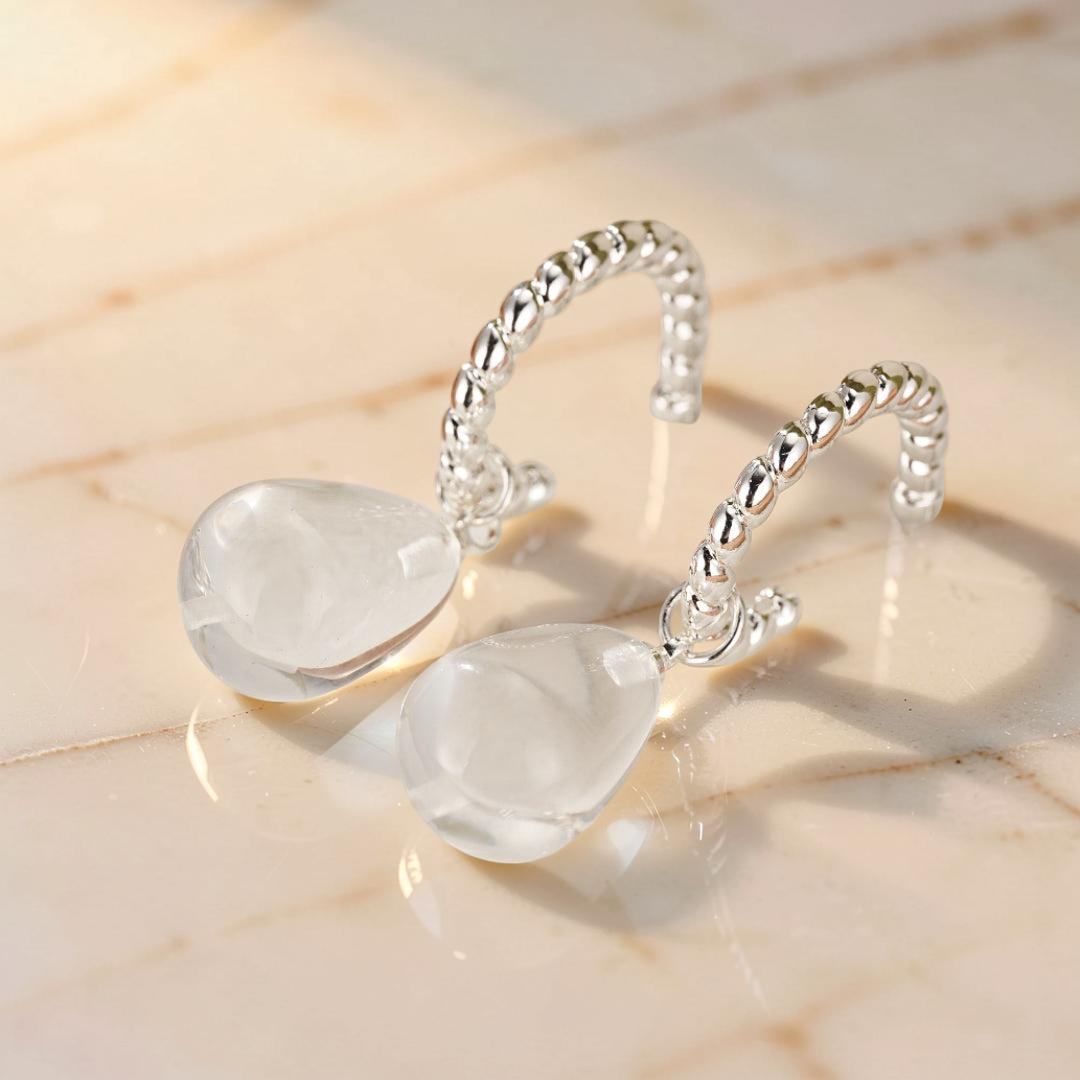 ATELIER-TIBET – Boucles d’Oreilles Cristal de Roche – Goutte Spirale, Argent