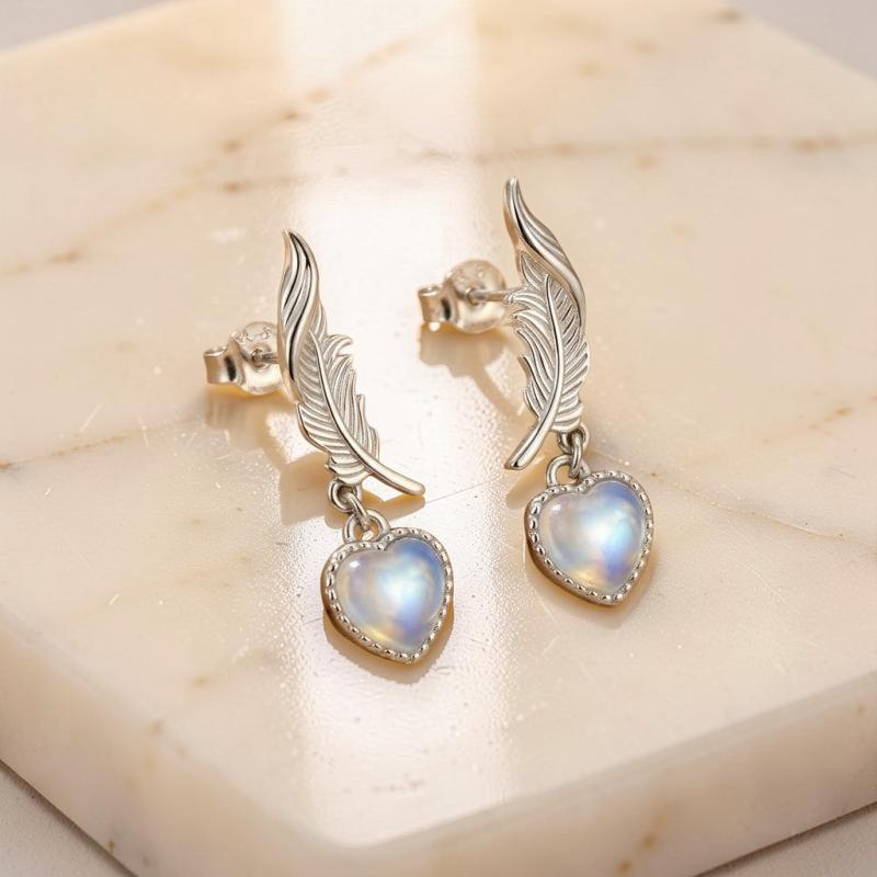 ATELIER-TIBET – Boucles d'Oreilles Pierre de Lune – Plume Céleste, Argent