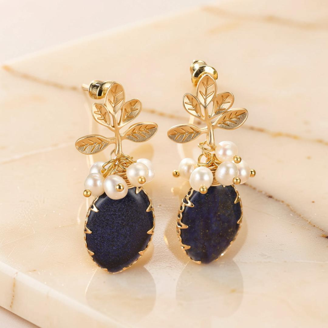 ATELIER-TIBET – Boucles d’Oreilles Lapis Lazuli et Perle – Fleur de Sérénité, Argent Plaqué Or