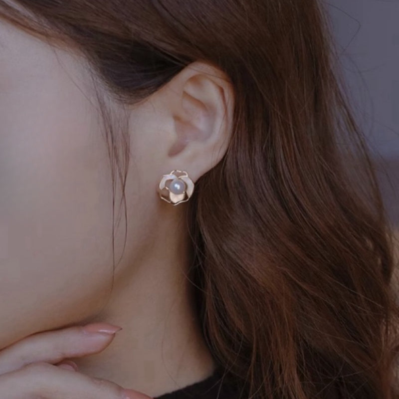 ATELIER-TIBET – Boucles d'Oreilles Perle – Caresse Florale, Plaqué Or
