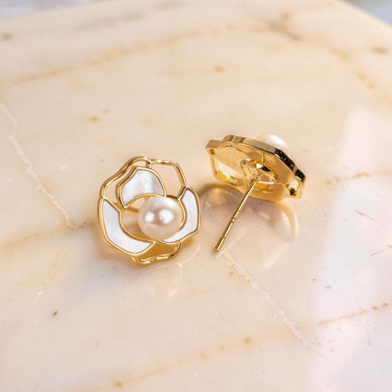 ATELIER-TIBET – Boucles d'Oreilles Perle – Caresse Florale, Plaqué Or