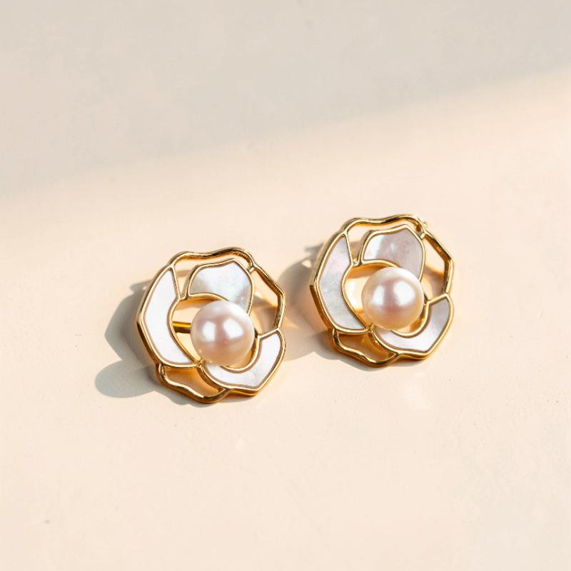 ATELIER-TIBET – Boucles d'Oreilles Perle – Caresse Florale, Plaqué Or