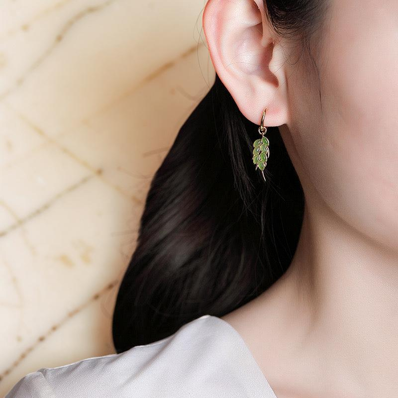 ATELIER-TIBET – Boucles d'Oreilles Jade – Feuilles de Sérénité, Argent Plaqué Or