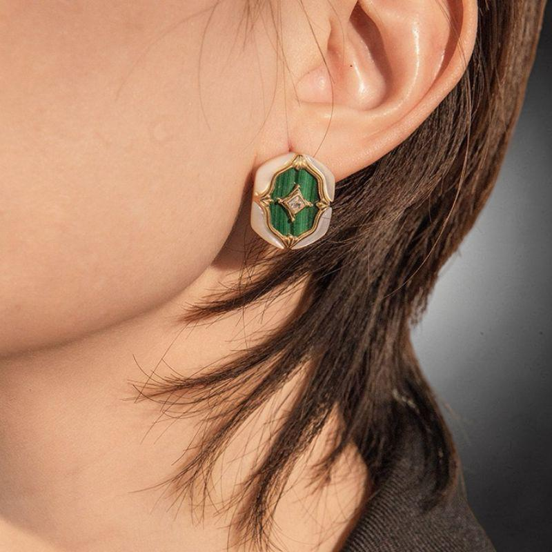 ATELIER-TIBET – Boucles d'Oreilles Malachite et Nacre – Astres en Verdures, Argent Plaqué Or