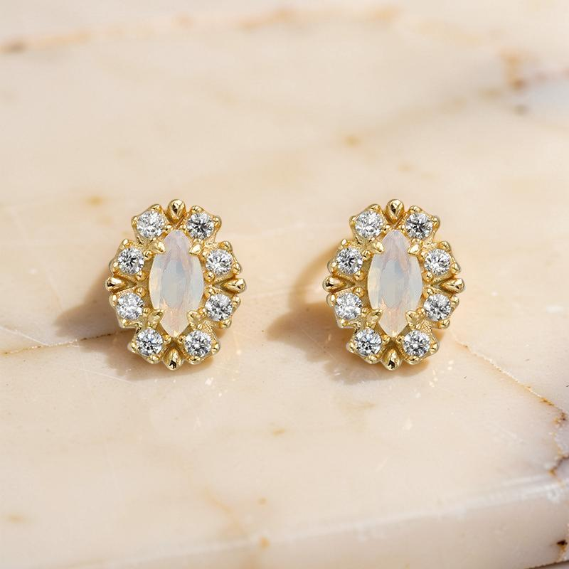 ATELIER-TIBET – Boucles d'Oreilles Opale Blanche – Brume Étoilée, Argent Plaqué Or