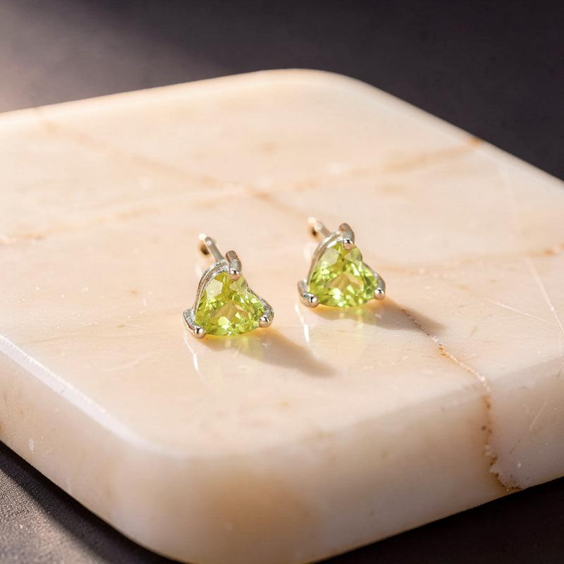 ATELIER-TIBET – Boucles d'Oreilles Péridot – Cœur Verdoyant, Argent