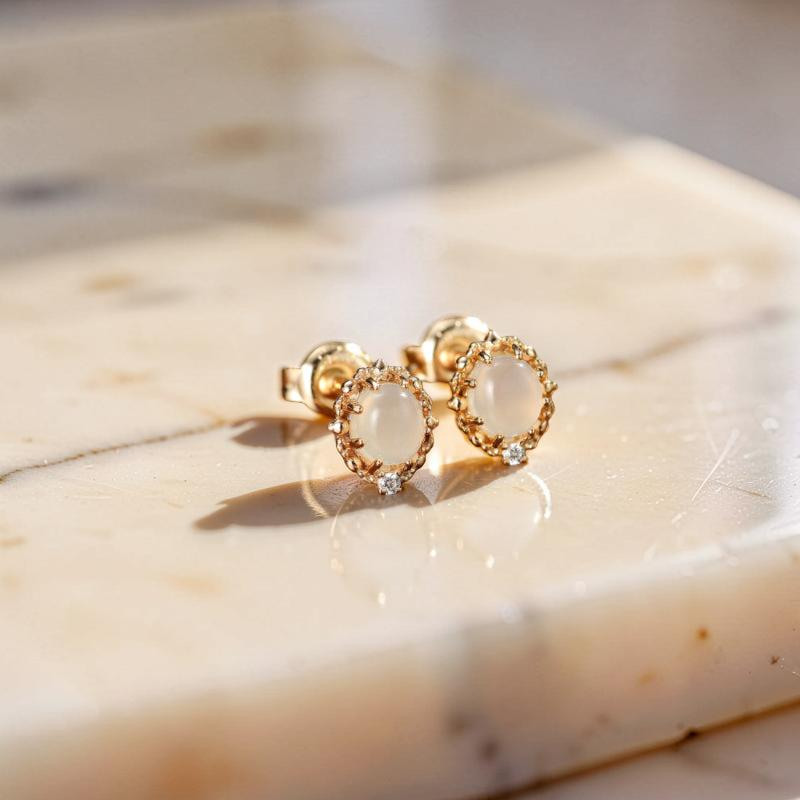 ATELIER-TIBET – Boucles d'Oreilles Pierre de Lune – Élégance Lustrée, Argent Plaqué Or