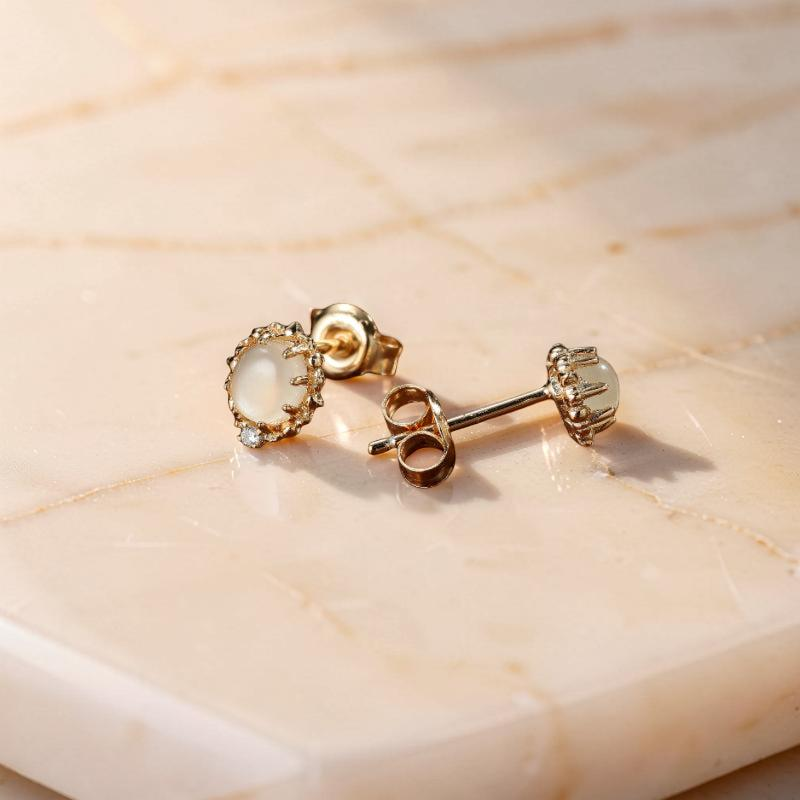 ATELIER-TIBET – Boucles d'Oreilles Pierre de Lune – Élégance Lustrée, Argent Plaqué Or