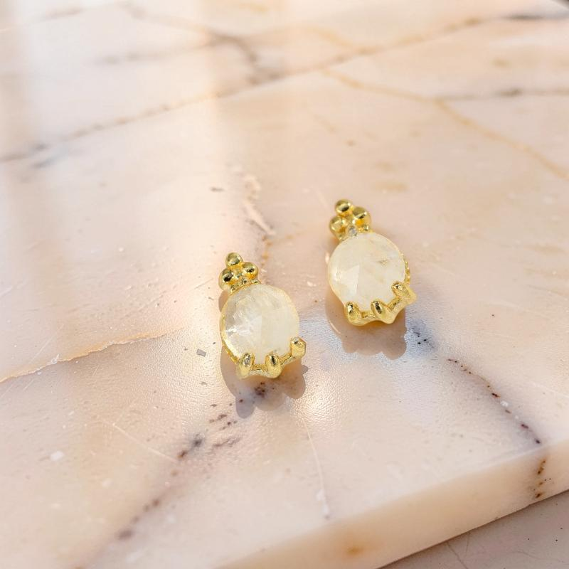 ATELIER-TIBET – Boucles d'Oreilles Pierre de Lune – Goutte Lumineuse, Argent Plaqué Or
