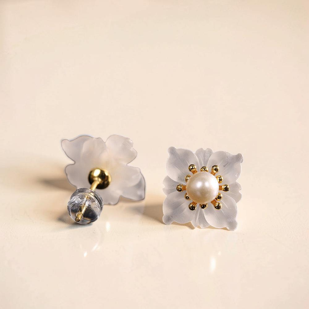 ATELIER-TIBET – Boucles d'Oreilles Quartz Clair et Perle – Floraison Tranquille, Argent Plaqué Or