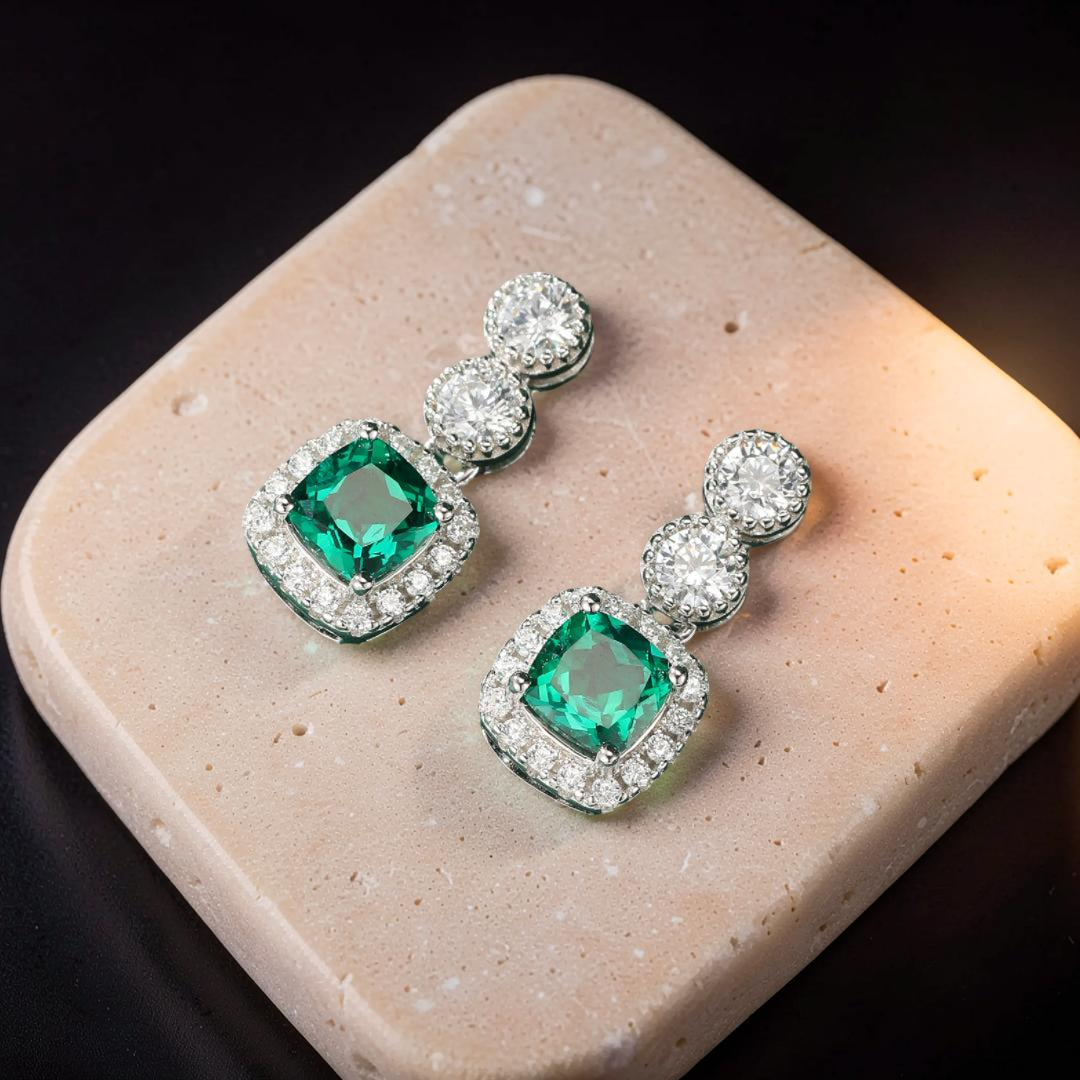 ATELIER-TIBET – Boucles d’Oreilles Émeraude – Reflets Précieux, Argent Plaqué Platine