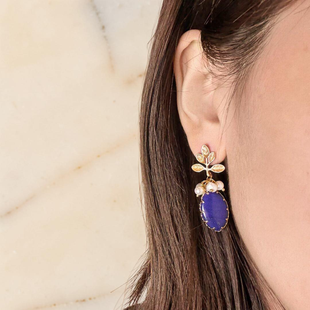 ATELIER-TIBET – Boucles d’Oreilles Lapis Lazuli et Perle – Fleur de Sérénité, Argent Plaqué Or