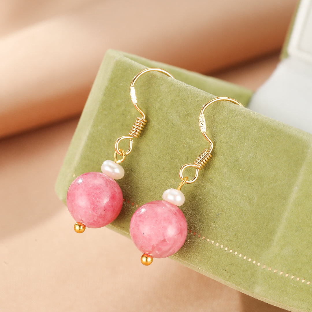 ATELIER-TIBET – Boucles d’Oreilles Rhodonite et Perle – Éclat Rosé, Argent Plaqué Or
