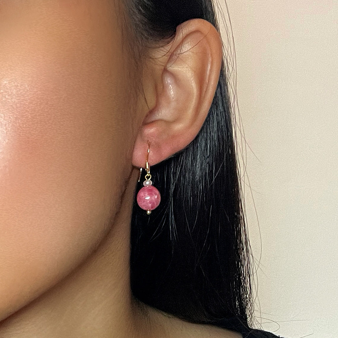 ATELIER-TIBET – Boucles d’Oreilles Rhodonite et Perle – Éclat Rosé, Argent Plaqué Or