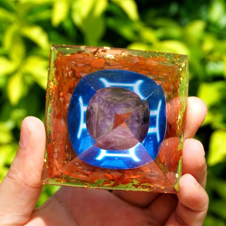 ATELIER-TIBET Pyramide du Zodiac en Orgonite et Agate Rouge de 10 cm symbole du Gémeaux